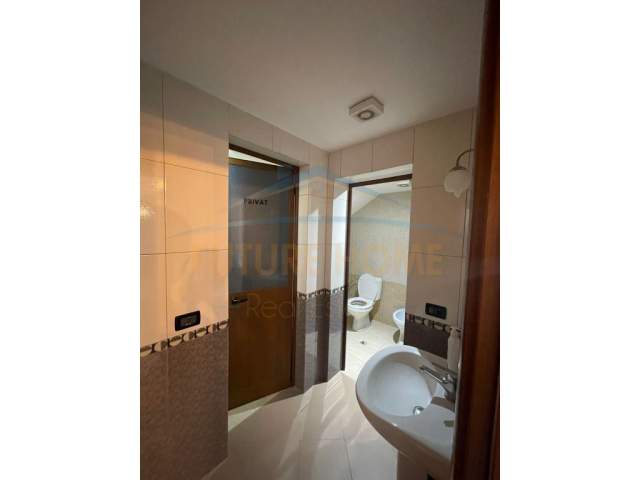 Durres, jepet me qera Ambjent biznesi Kati 0, 130 m² 1.000 Euro (Muzeu Arkeologjik, Durres)