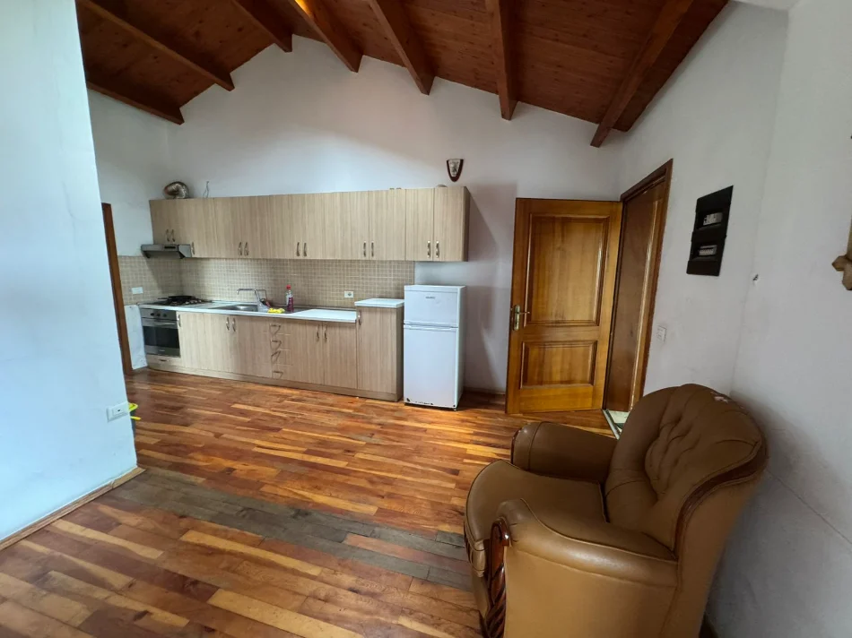 Durres, jepet me qera apartament 1+1 Kati 3, 200 € (Kenete, Durres)