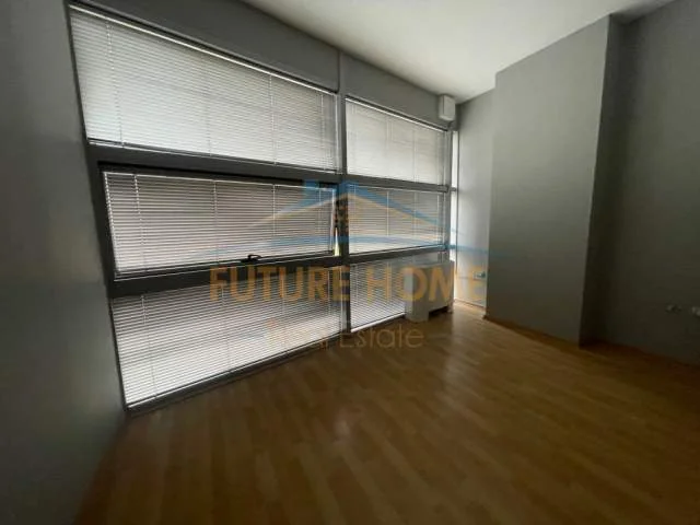 Tirane, jepet me qera apartament 3+1 Kati 3, 74 m² 700 Euro (Qatar Center)