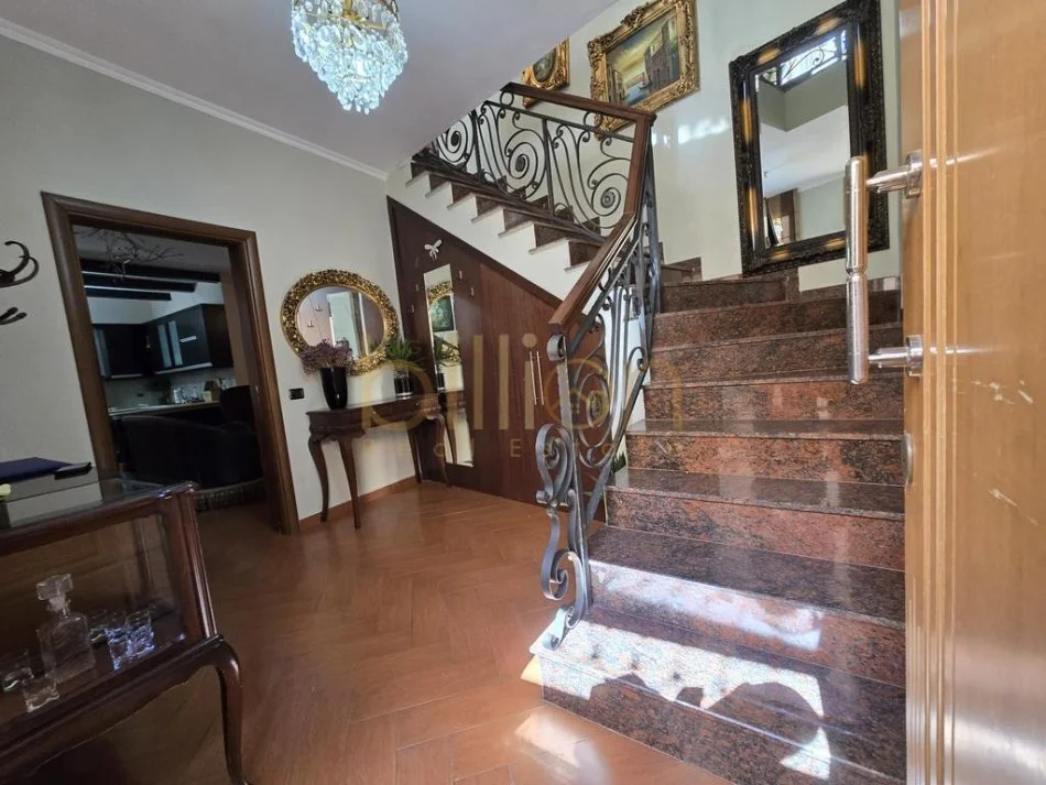Tirane, shitet Vile 2 Katshe , 210 m² 500.000 € (Rruga Islam Alla, Tirana, Albania)