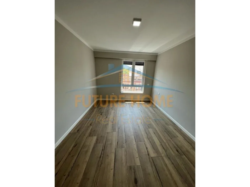 Tirane, jepet me qera zyre Kati 4, 120 m² 750 € (MYSLYM SHYRI)