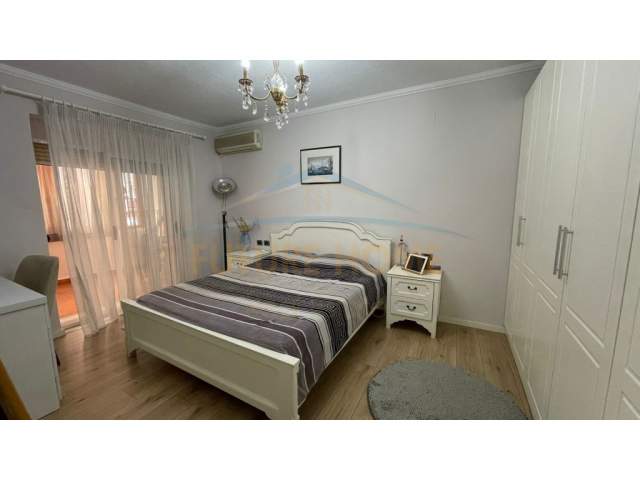 Tirane, jap me qera apartament 2+1 Kati 2, 105 m² 700 Euro (Yzberisht.prane Tregut Cam.)
