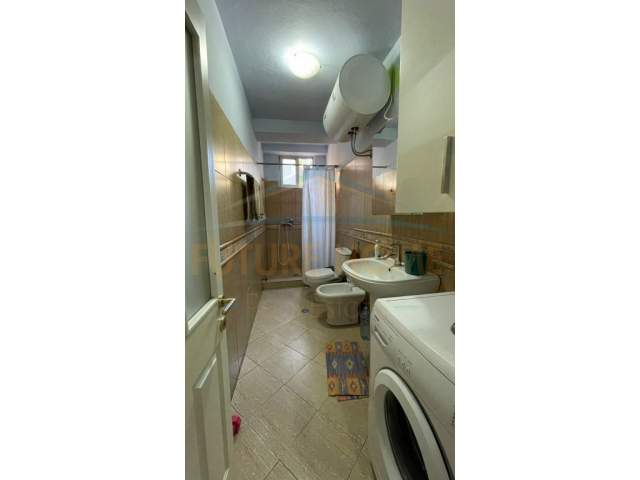 Tirane, jap me qera apartament 2+1 Kati 2, 105 m² 700 Euro (Yzberisht.prane Tregut Cam.)