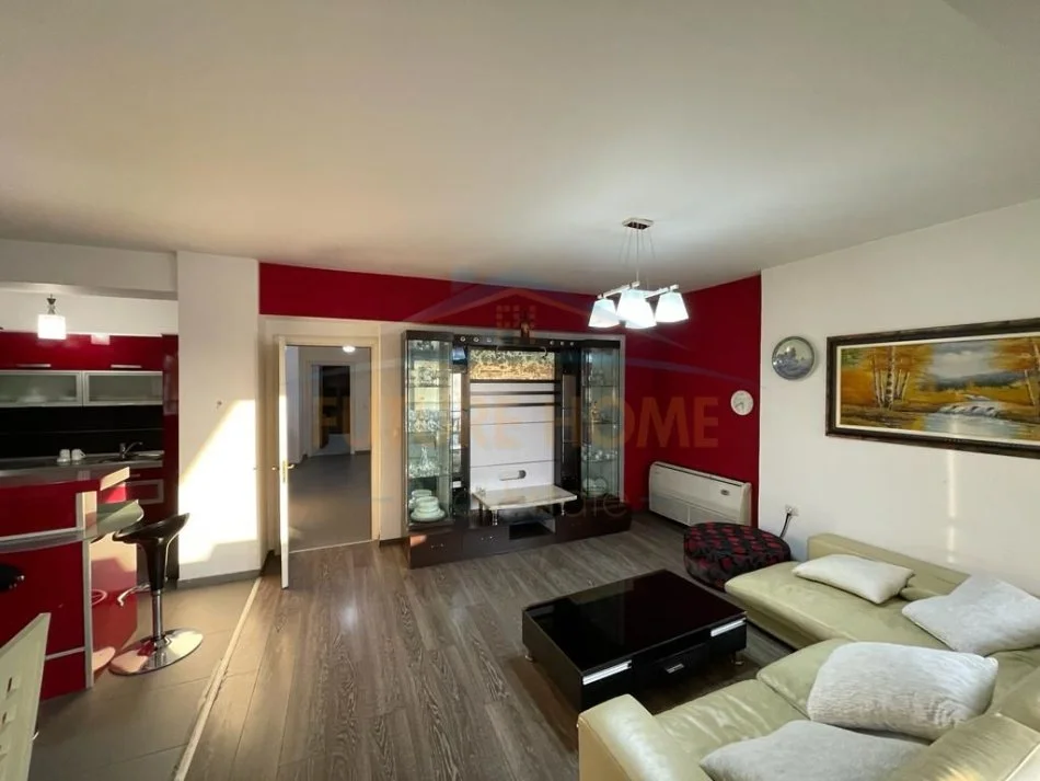 Tirane, jepet me qera apartament 3+1 , 141 m² 750 € (selvia)