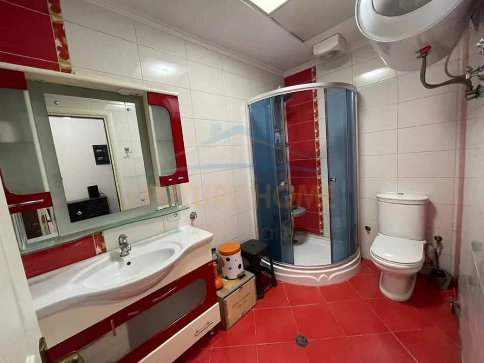 Tirane, jepet me qera apartament 3+1 , 141 m² 750 € (selvia)