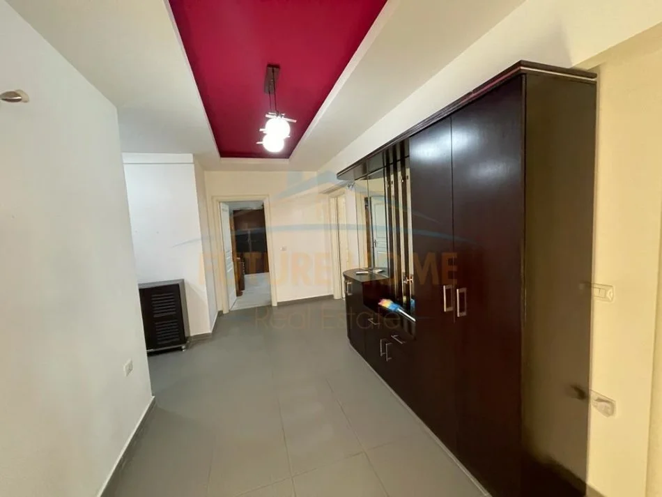 Tirane, jepet me qera apartament 3+1 , 141 m² 750 € (selvia)
