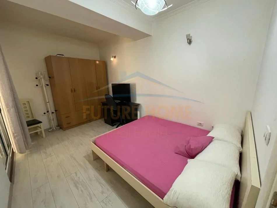 Tirane, jepet me qera apartament 3+1 , 141 m² 750 € (selvia)