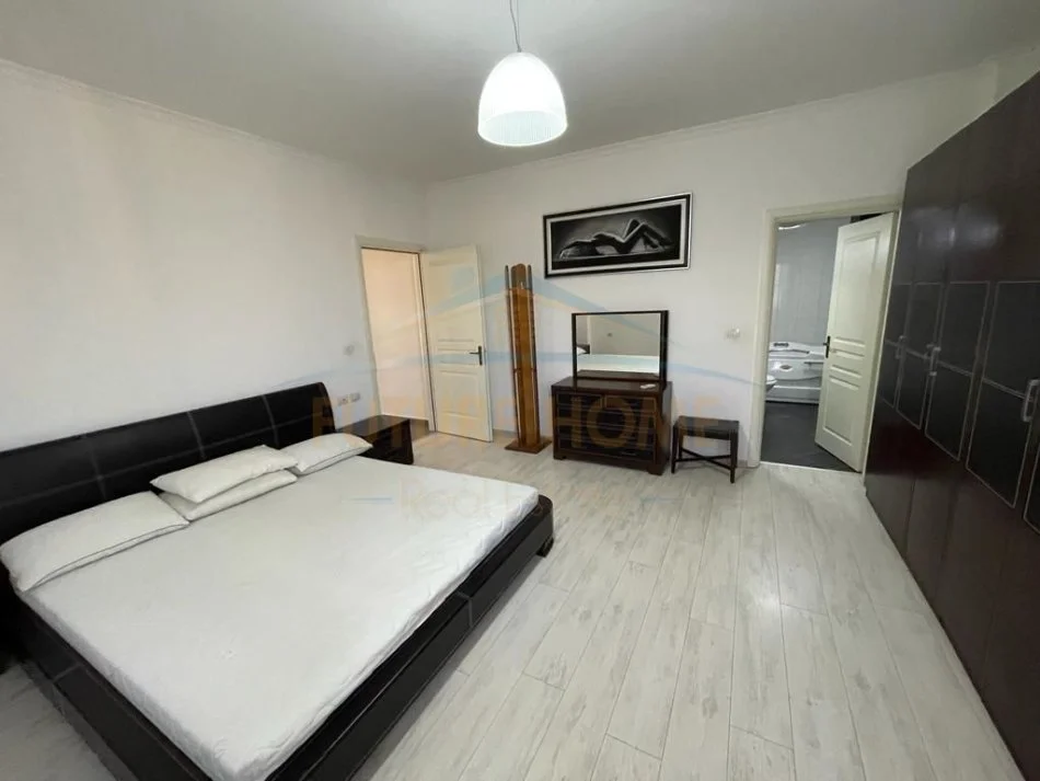 Tirane, jepet me qera apartament 3+1 , 141 m² 750 € (selvia)