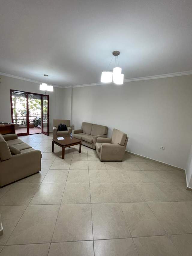 Tirane, jepet me qera ambjent biznesi Kati 3, 106 m² 800 Euro (rruga Kavajes)