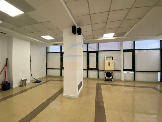 Tirane, jepet me qera ambjent biznesi Kati 1, 270 m² 3.000 Euro (PAZARI I RI)