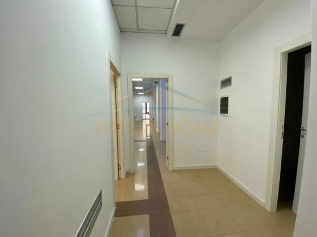 Tirane, jepet me qera ambjent biznesi Kati 1, 270 m² 3.000 Euro (PAZARI I RI)