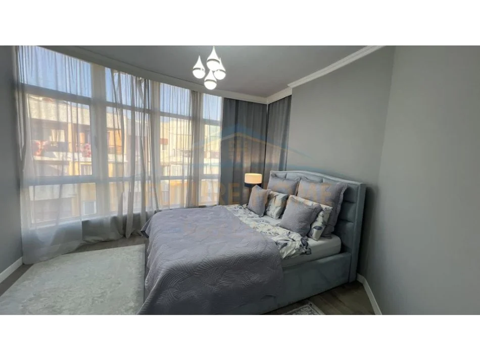 Tirane, shes apartament 2+1+Ballkon Kati 8, 101 m² 160.000 € (bulevardi miigjeni yzberisht)