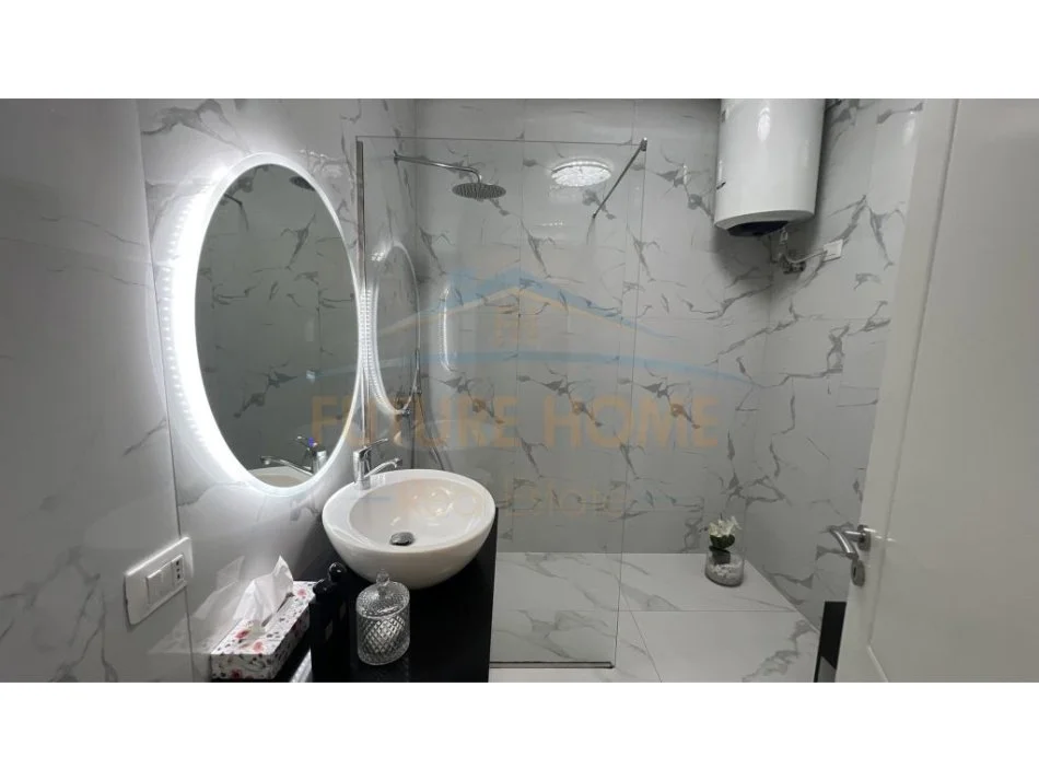Tirane, shes apartament 2+1+Ballkon Kati 8, 101 m² 160.000 € (bulevardi miigjeni yzberisht)
