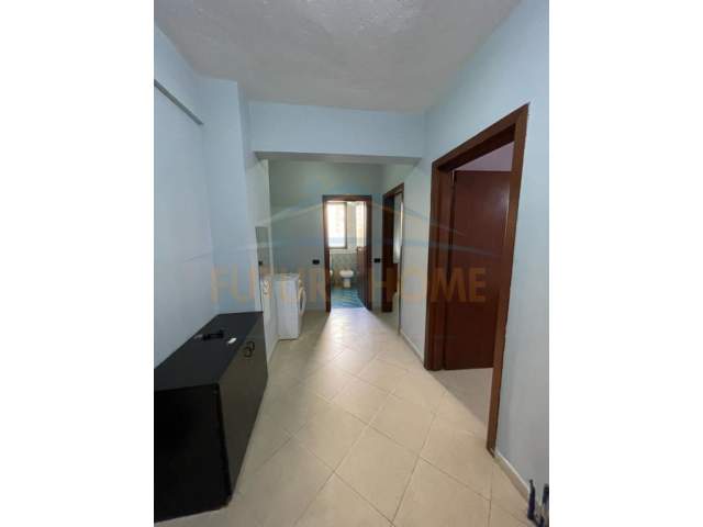 Tirane, jepet me qera apartament 3+1 Kati 2, 150 m² 800 Euro (Rruga e Elbasanit)
