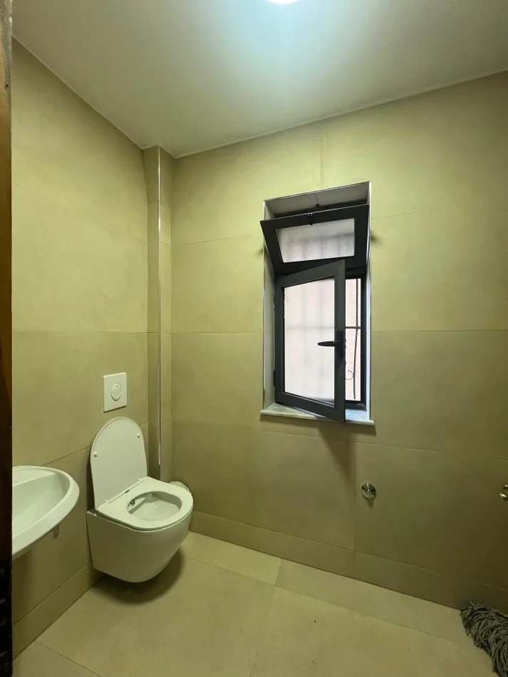 Tirane, jepet me qera apartament 2+1 Kati 0, 100 m² 400 € (Kinostudio)