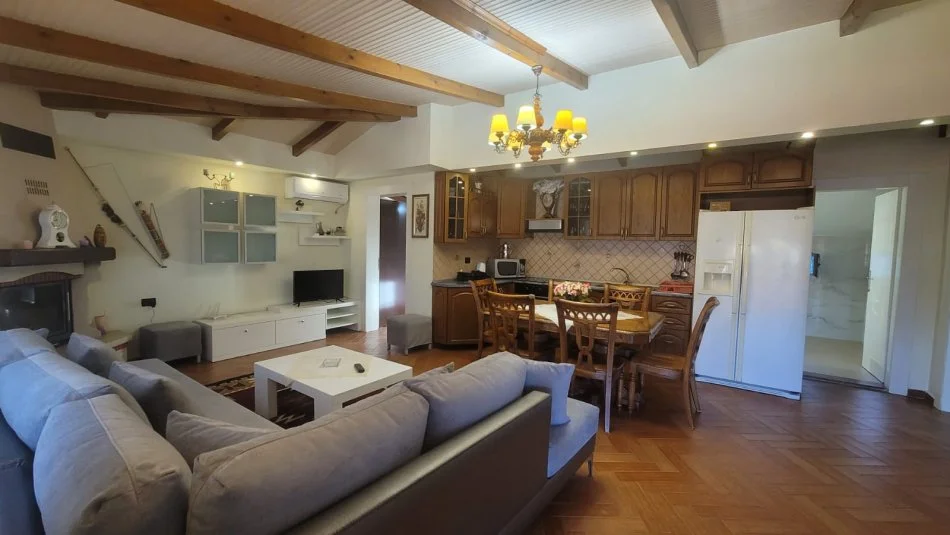 Tirane, jepet me qera apartament 3+1+Ballkon Kati 3, 167 m² 800 € (prane Fakultetit Ekonomik)