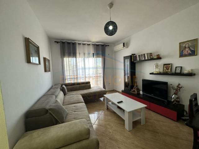 Tirane, jepet me qera apartament Kati 5, 104 m² 450 Euro (UNAZA E RE)
