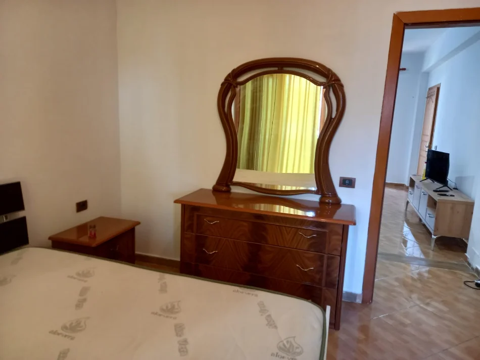 Tirane, jepet me qera apartament 1+1 Kati 4, 70 m² 350 € (Vila L Astir tek Pasticeri Nela)