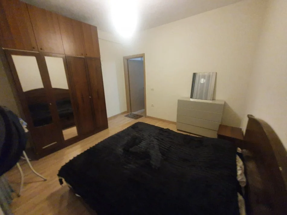 Tirane, jepet me qera apartament 1+1+Ballkon Kati 1, 60 m² 400 € (Selite)