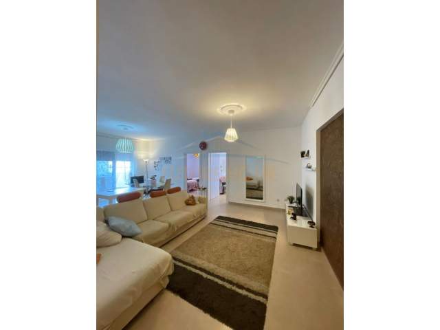 Tirane, jepet me qera apartament 2+1+BLK Kati 10, 600 Euro (Komuna e Parisit)