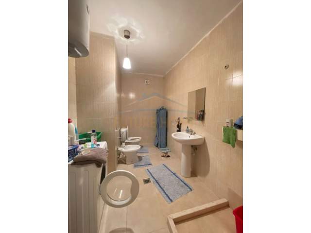 Tirane, jepet me qera apartament 2+1+BLK Kati 10, 600 Euro (Komuna e Parisit)