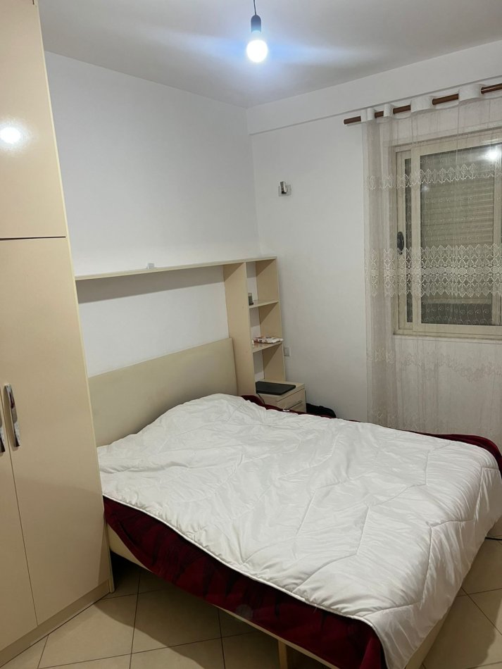 Tirane, jepet me qera apartament 1+1 Kati 1, 70 m² 400 € (Fresku)