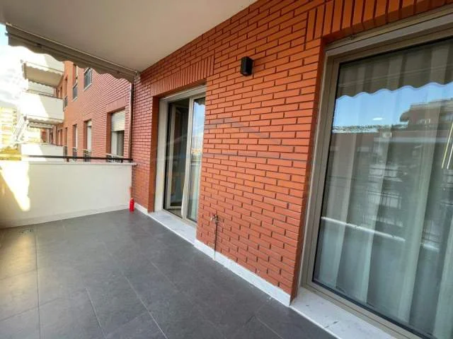 Tirane, jepet me qera apartament 2+1 Kati 5, 119 m² 1.200 Euro (Rruga e Kavajes)