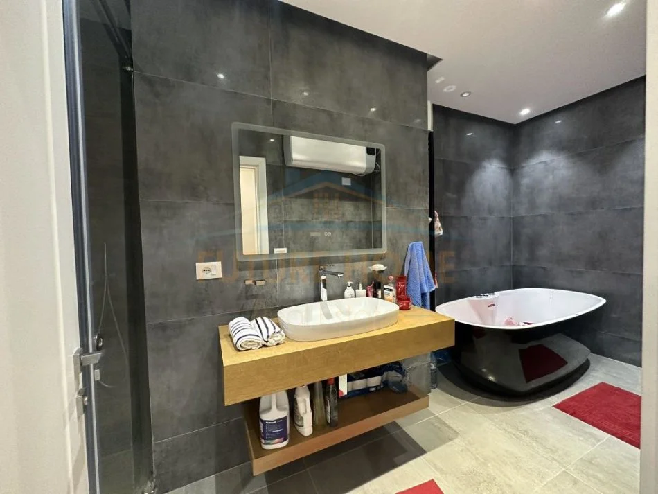 Durres, shitet apartament 2+1+Ballkon Kati 19, 132 m² 368.200 € (Durrës, Vollga)