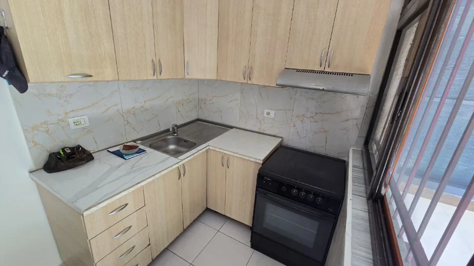 Tirane, jepet me qera apartament 1+1 Kati 0, 60 m² 500 € (Rruga Kosovareve)