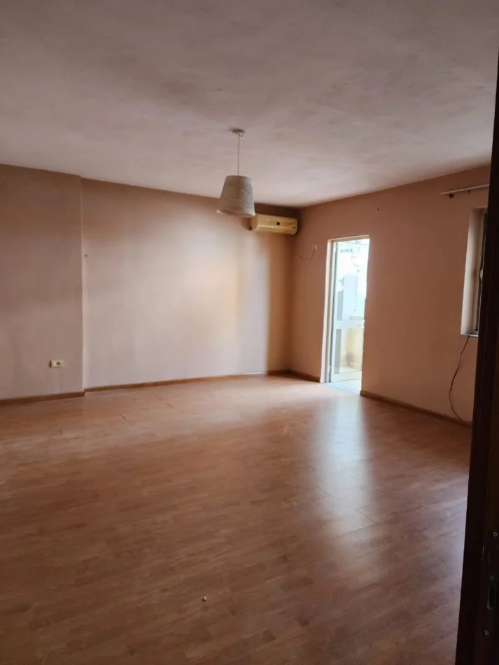 Tirane, jepet me qera apartament 2+1+Ballkon Kati 3, 88 m² (prane Gjykates se Apelit)