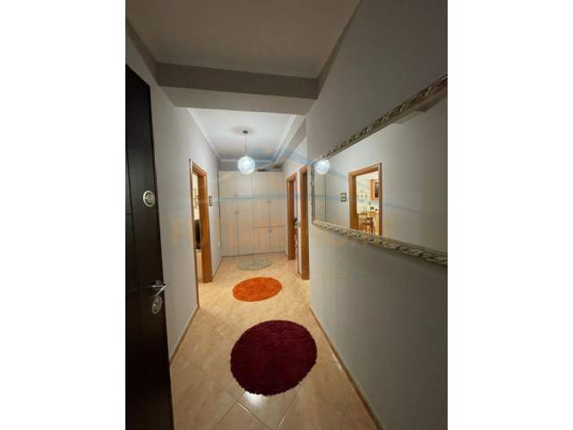 Durres, jepet me qera apartament 2+1 100 m² 400 Euro (Pallati i Sportit, Durres)