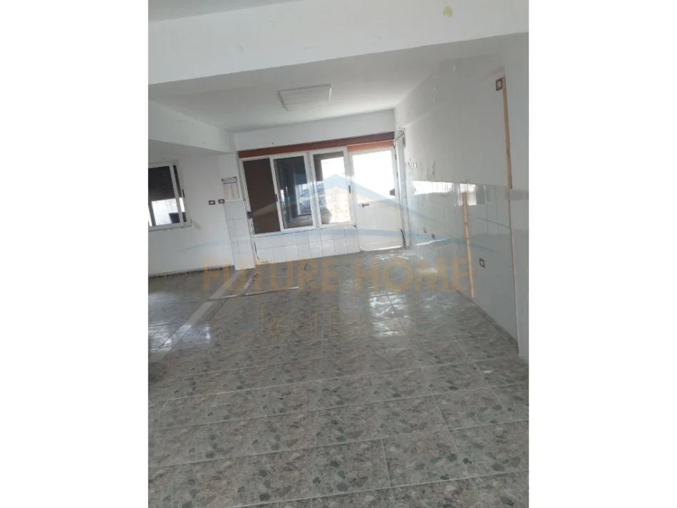 Durres, jepet me qera ambjent biznesi Kati 0, 84 m² 400 € (Durres)