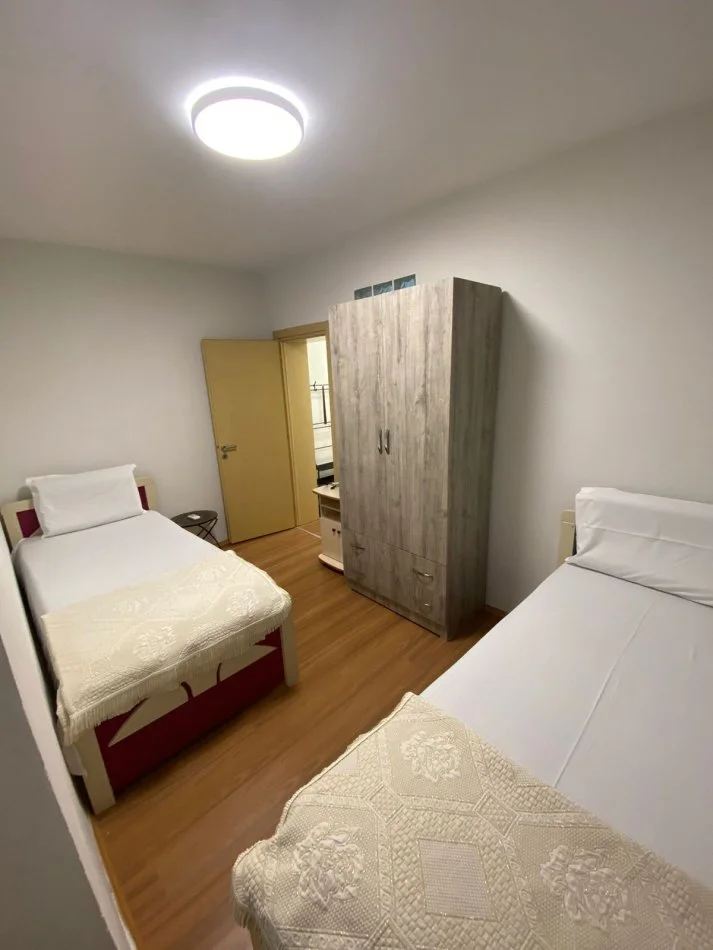 Tirane, jepet me qera apartament 2+1 Kati 4, 80 m² 600 € (Mine peza)