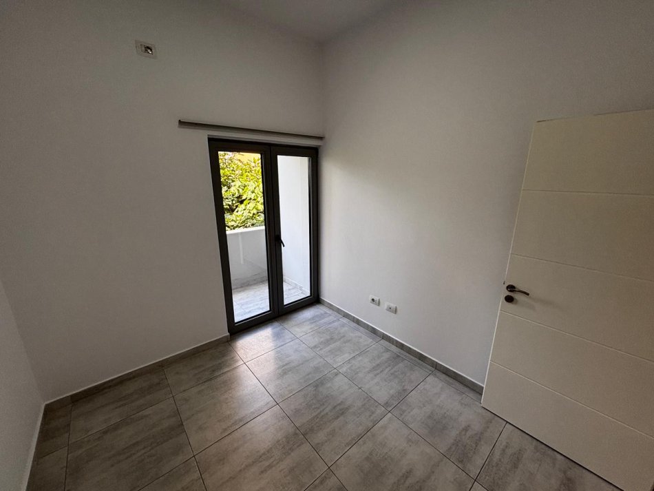 Tirane, jepet me qera zyre Kati 1, 75 m² 500 € (Medrese)