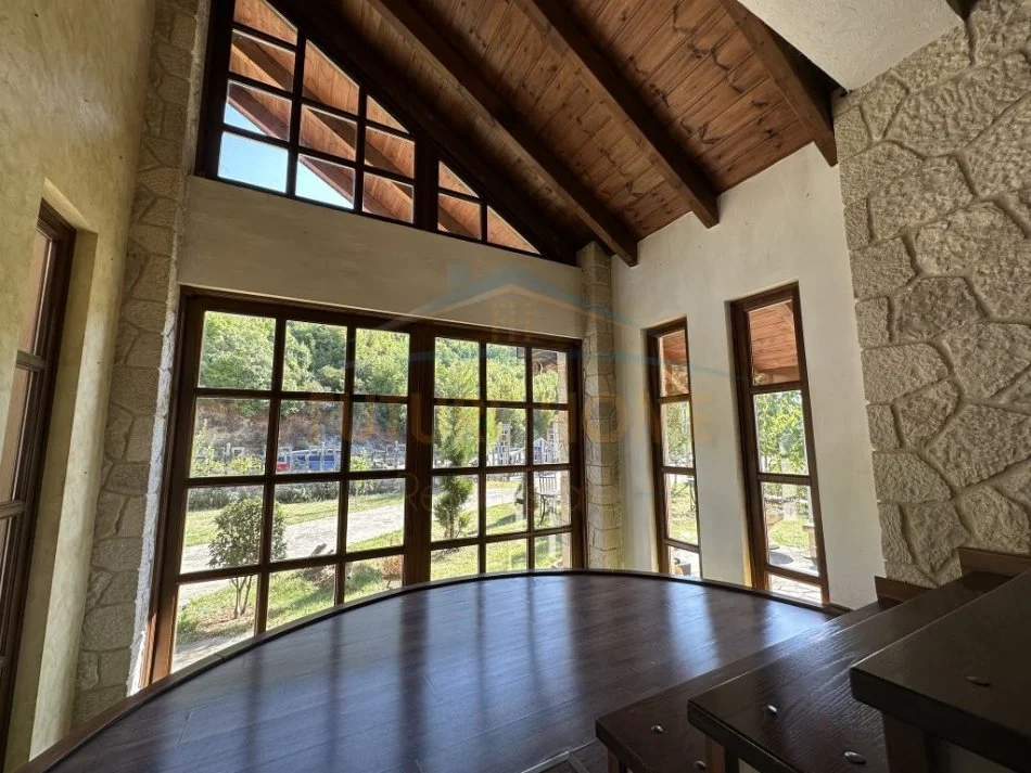 Tirane, shitet Vile 2 Katshe Kati 0, 2.000 m² 3.000.000 € 