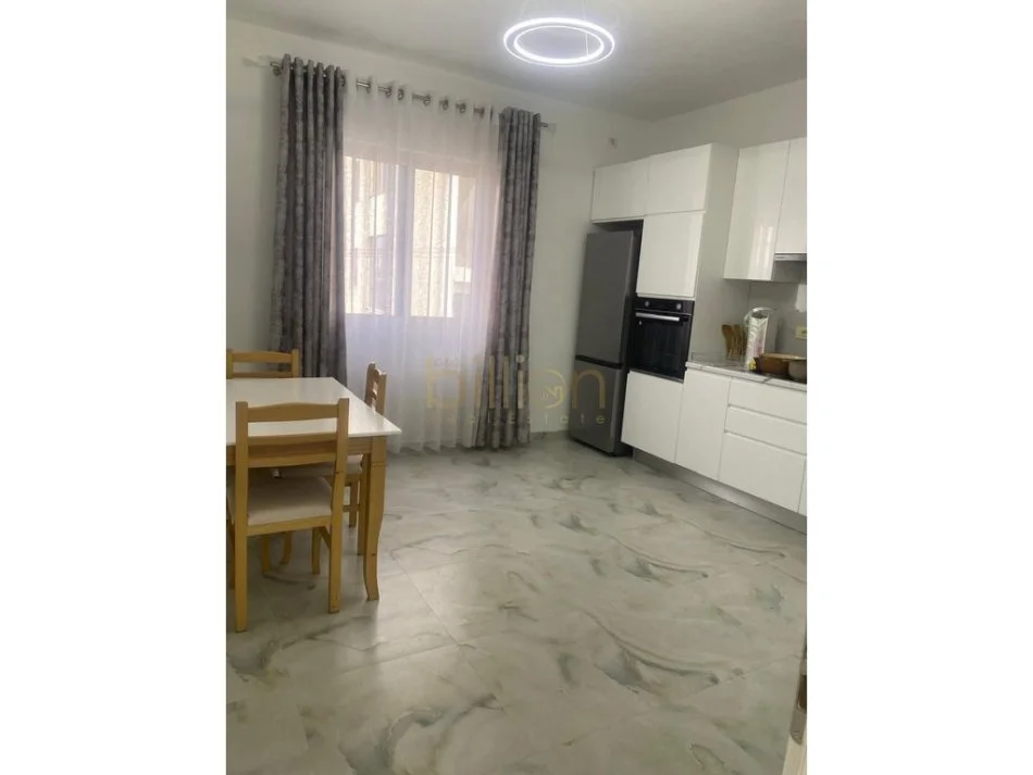 Tirane, jepet me qera apartament 3+1 Kati 2, 160 m² 550 € (Rr Paro Kita, Tirana, Albania)