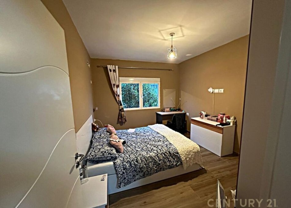 Tirane, jepet me qera apartament 3+1 Kati 2, 98 m² 600 € (DON BOSCO)