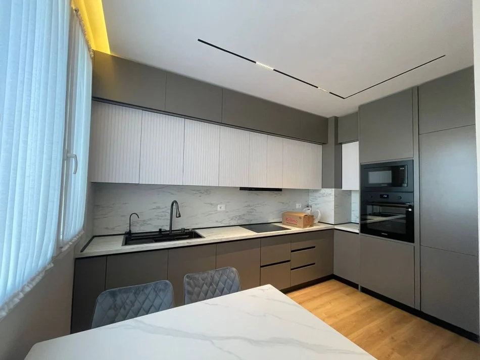 Tirane, jepet me qera apartament 2+1+Ballkon Kati 6, 105 m² 900 € (Riverside Residence Astir)