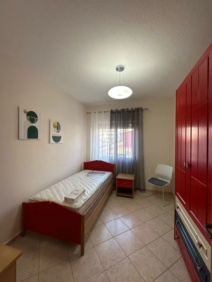 Tirane, jepet me qera apartament 2+1+Ballkon Kati 4, 100 m² 750 € (Komuna e Parisit)