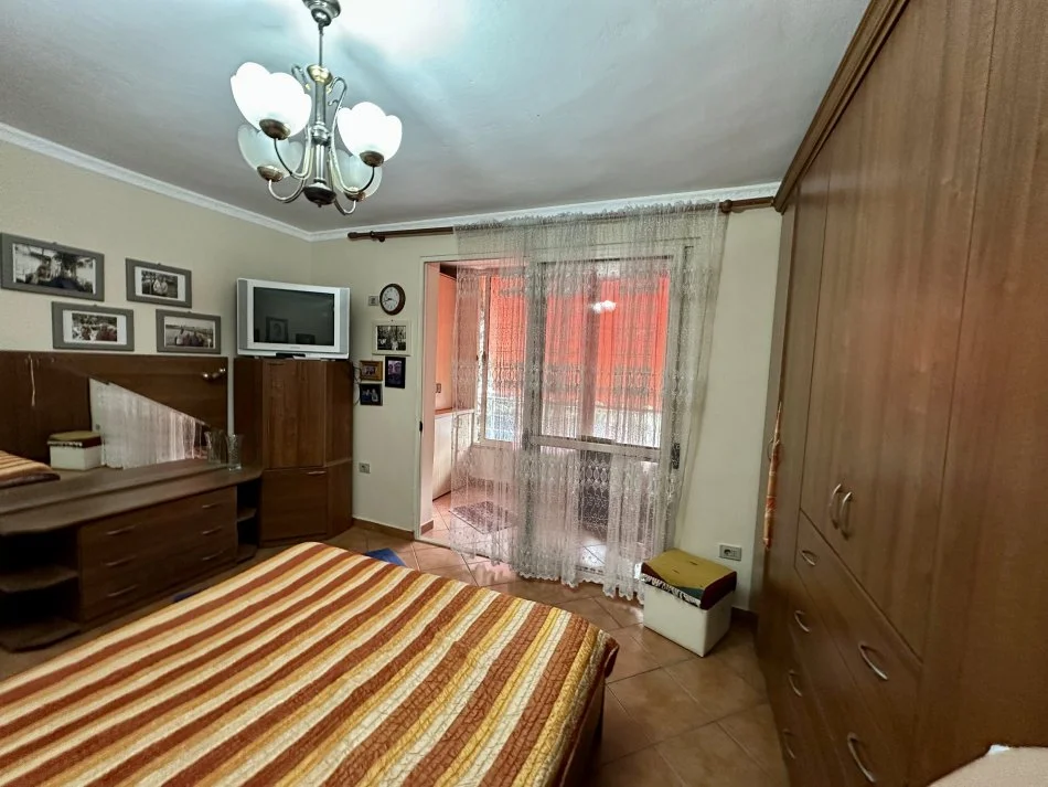 Tirane, jepet me qera apartament 2+1+Ballkon Kati 4, 75 m² 650 € (Perballe Universitetit Te Sporteve)