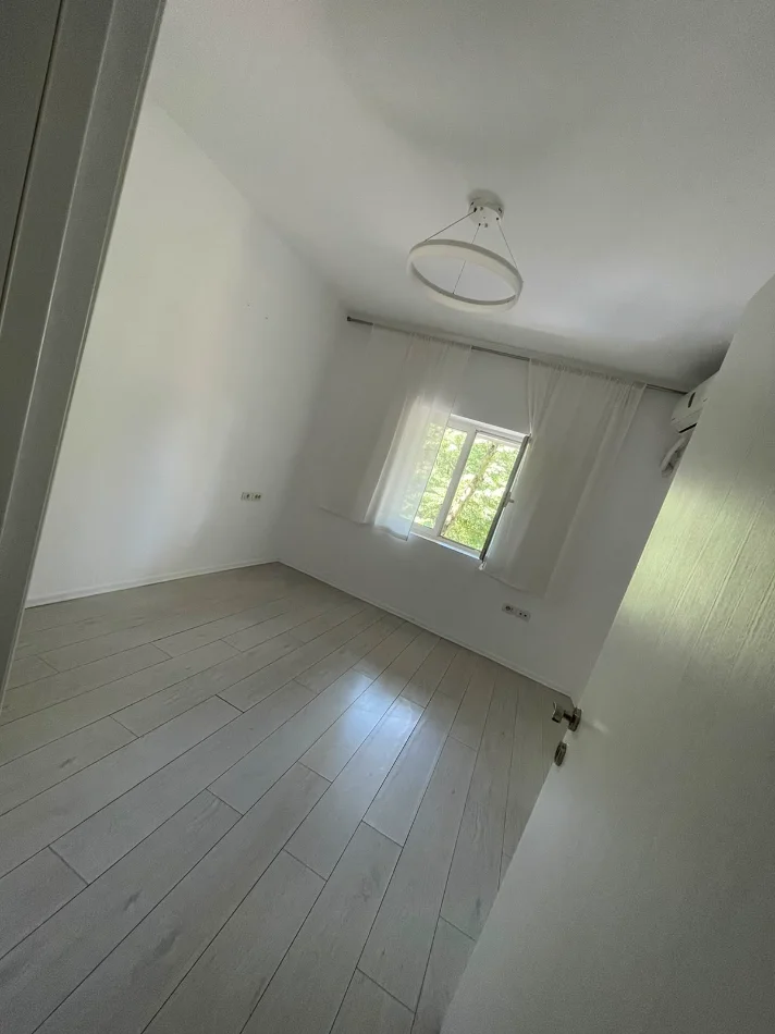 Tirane, jepet me qera apartament 1+1 Kati 2, 50 m² 6.500 € (pallatet agimi)