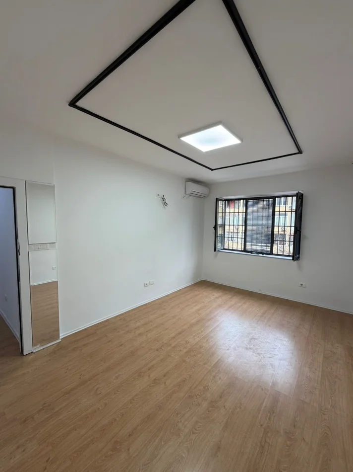 Tirane, jepet me qera apartament 1+1 Kati 1, 50 m² 700 € (Rruga Durresit, tek Kafe Flora (Pallati mbi Zen DIamonds))