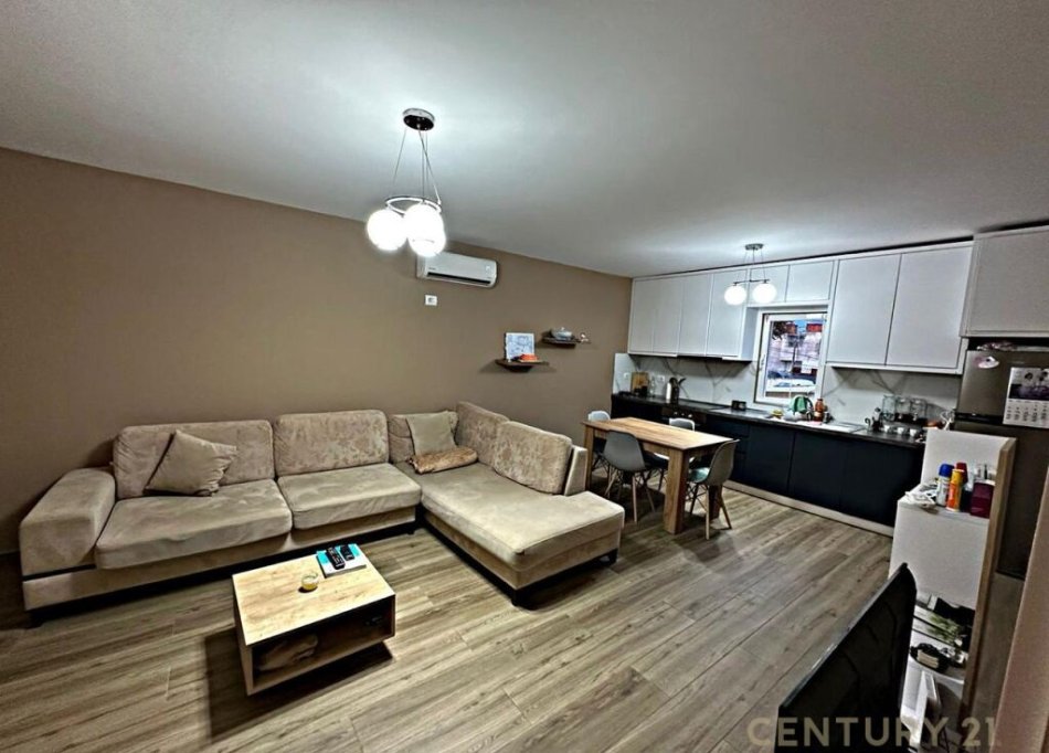 Tirane, jepet me qera apartament 3+1 Kati 2, 98 m² 600 € (DON BOSCO)