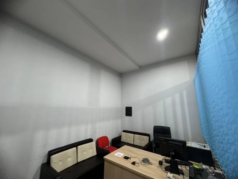 Tirane, jepet me qera ambjent biznesi Kati 0, 99 m² 600 € (pas Globe)