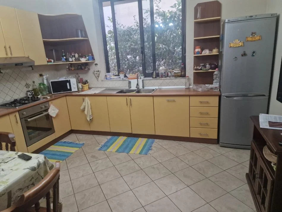 Tirane, jepet me qera Vile 2+1+Ballkon Kati 1, 100 m² 550 € (Rruga Tele Ndini)