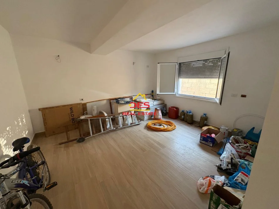 Vlore, shitet Vile Kati 2, 220 m² 170.000 € (Rruga Sokrat Leka)