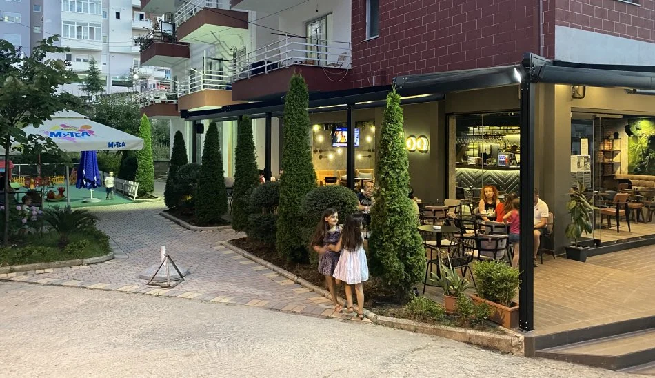 Tirane, jepet me qera bar-kafe Kati 0, 210 m² 650 € (Muhamet Deliu)