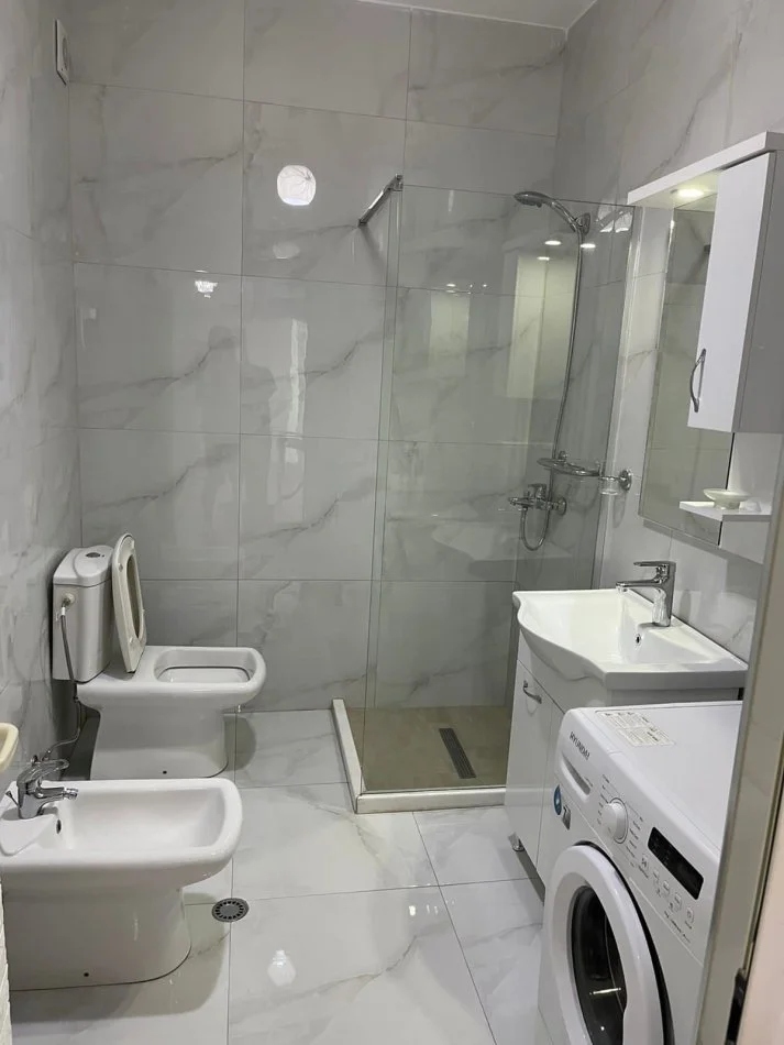 Tirane, jepet me qera apartament 2+1+Ballkon Kati 4, 90 m² 600 € (Liqeni Thate)