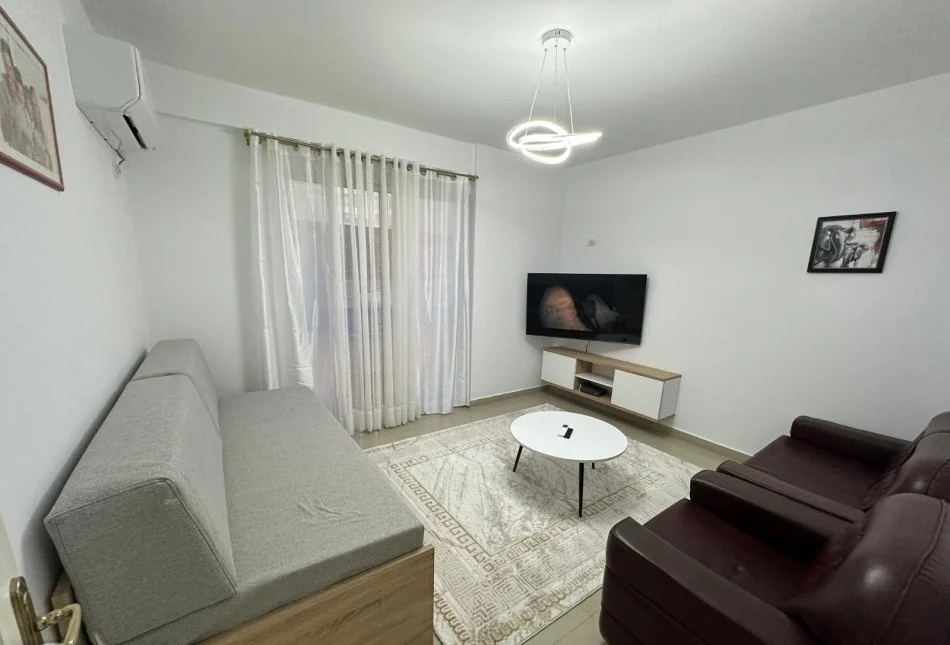 Tirane, jepet me qera apartament 1+1+Aneks+Ballkon Kati 3, 70 m² 480 € (rruga Milto Sotir Gura)