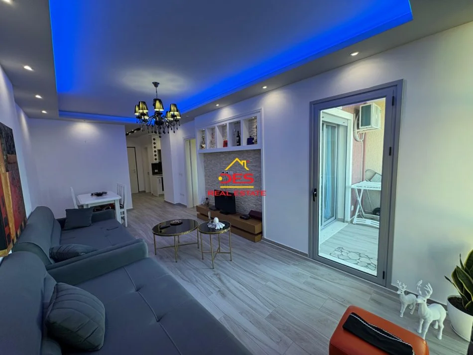 Vlore, jepet me qera apartament 1+1+Ballkon Kati 10, 70 m² 400 € (Rruga Gjergj Arianiti)